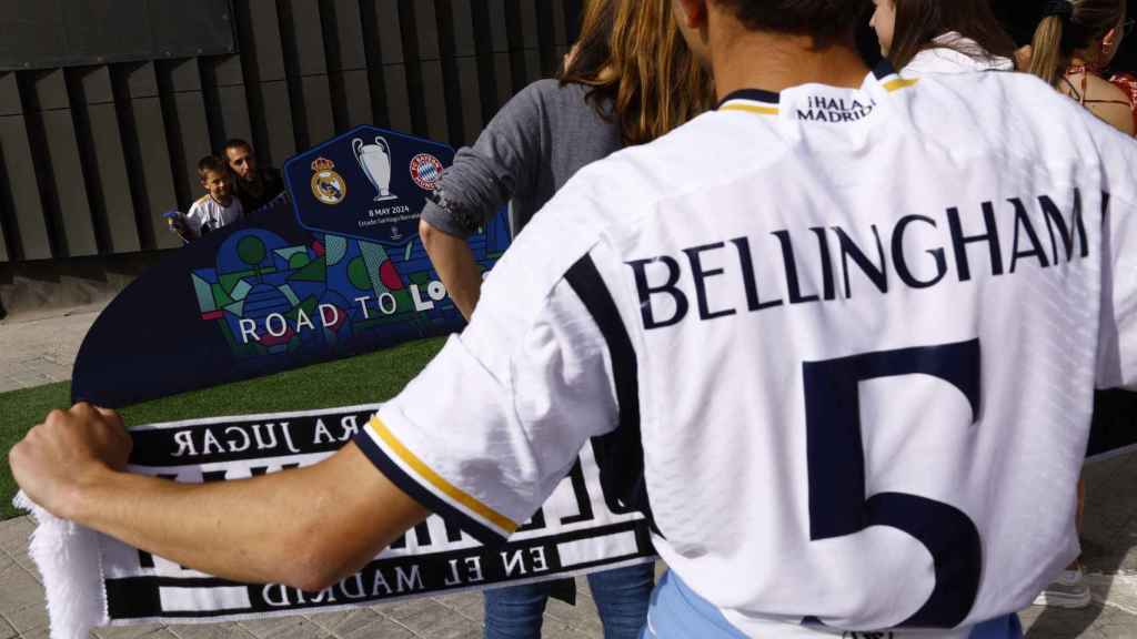 Aficionado del Real Madrid con un cartel de fondo de 'Road To London'.