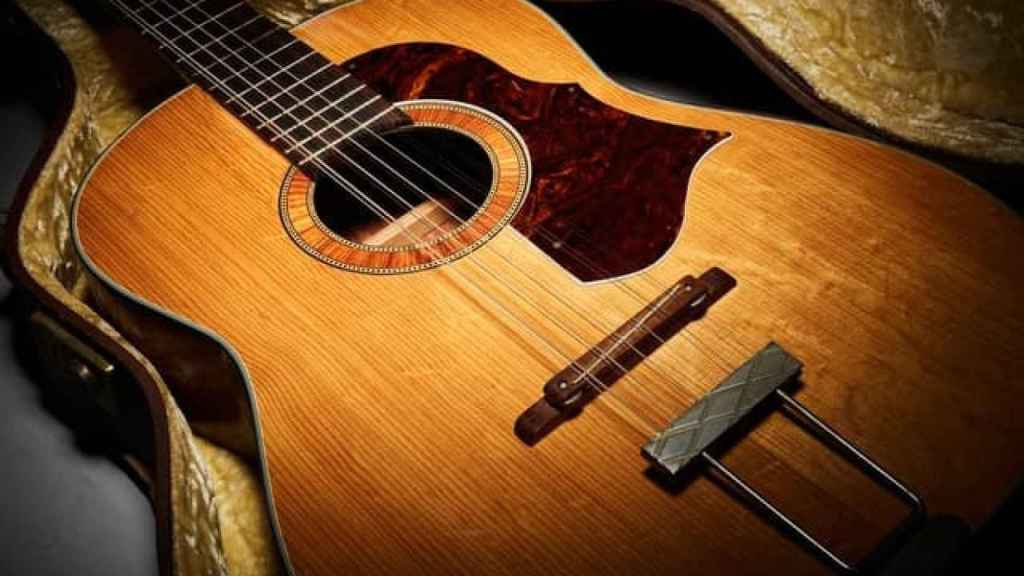 La guitarra Framus Hootenany de John Lennon subastada en Nueva York. Foto: Julien's Auctions.