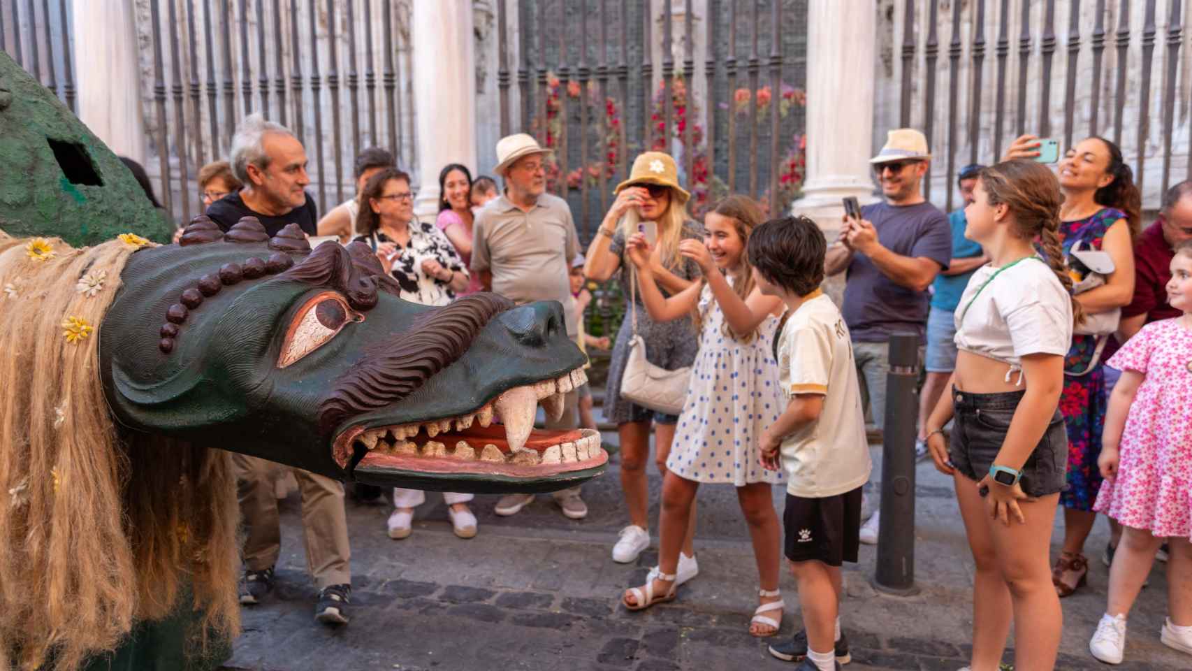 Emoción, risas y algún que otro susto: fotogalería de la Tarasca paseándose por Toledo como cada Corpus