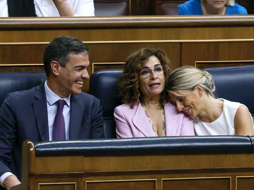 El presidente del Gobierno. Pedro Sánchez, la vicepresidenta primera del Gobierno María Jesús Montero y la vicepresidenta segunda del Gobierno Yolanda Díaz, este jueves.