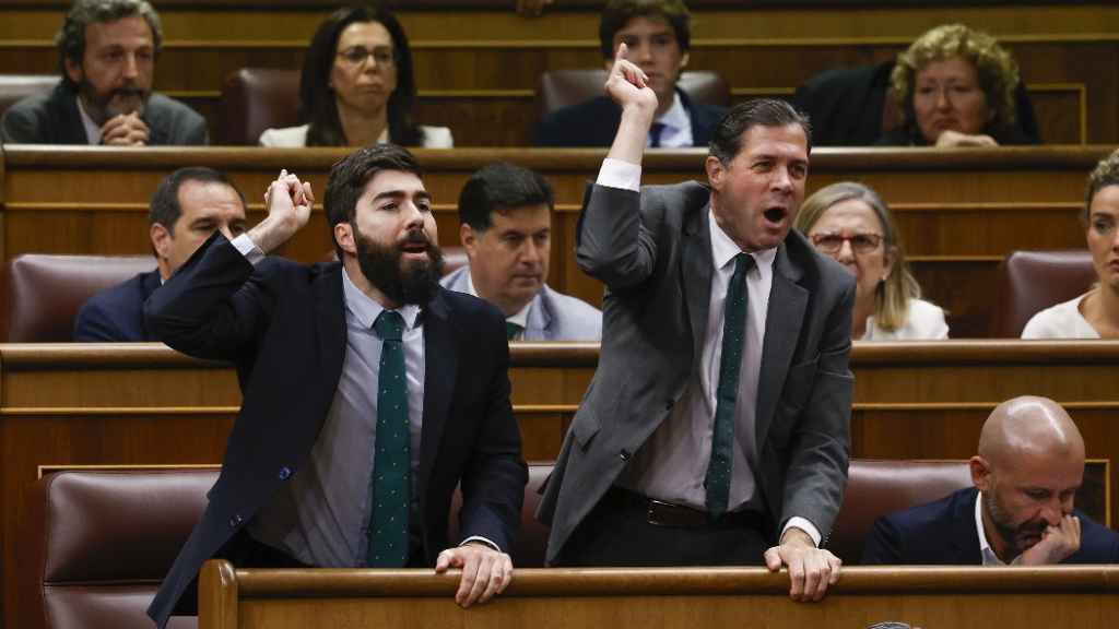 Los diputados de Vox Manuel Mariscal y Pedro Fernández Hernández, gritando en el Congreso de los Diputados.