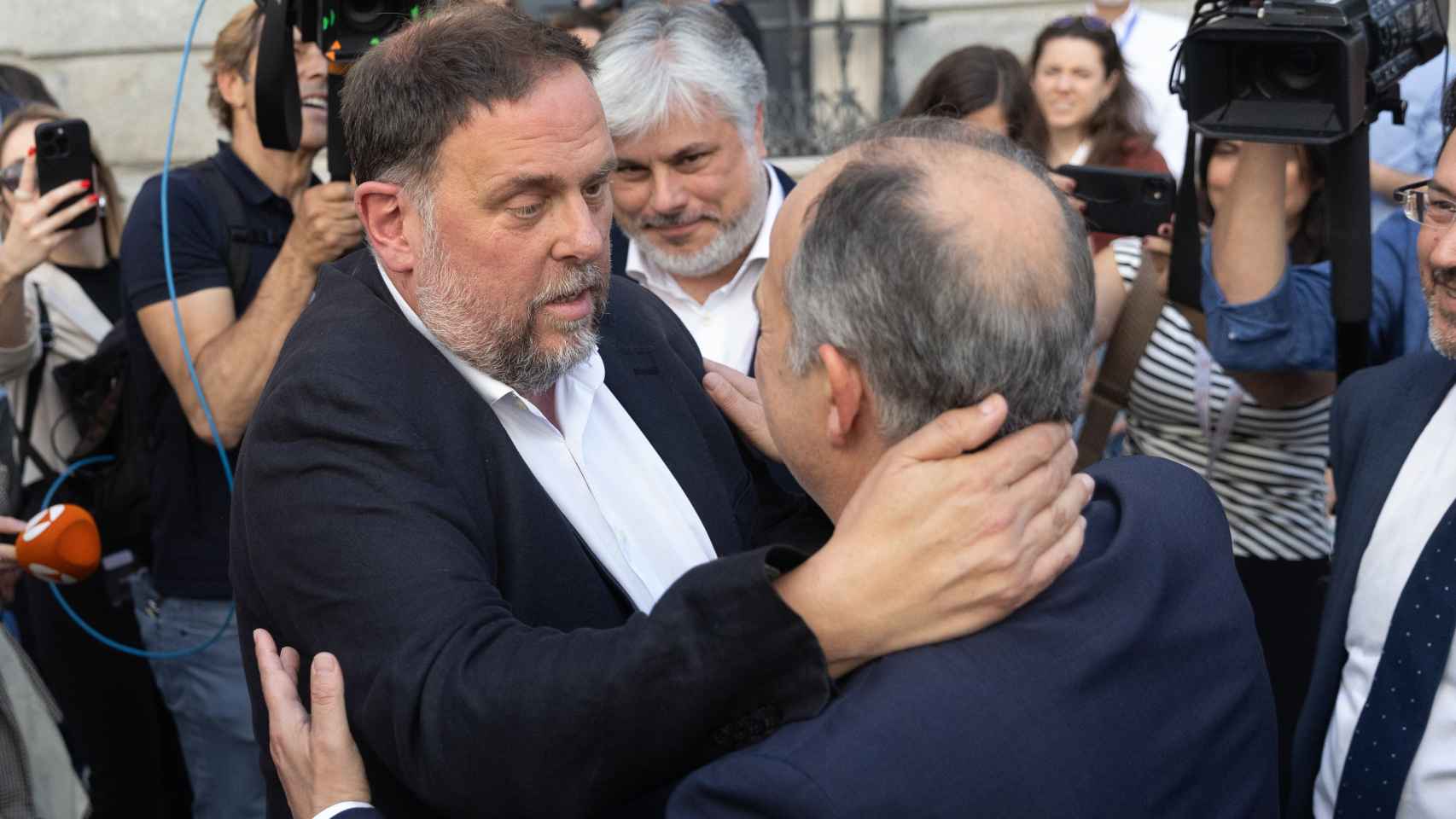 El presidente de ERC, Oriol Junqueras (i) y el secretario general de Junts, Jordi Turull (d), se abrazan este jueves tras quedar aprobada la Ley de Amnistía, en el Congreso de los Diputados.