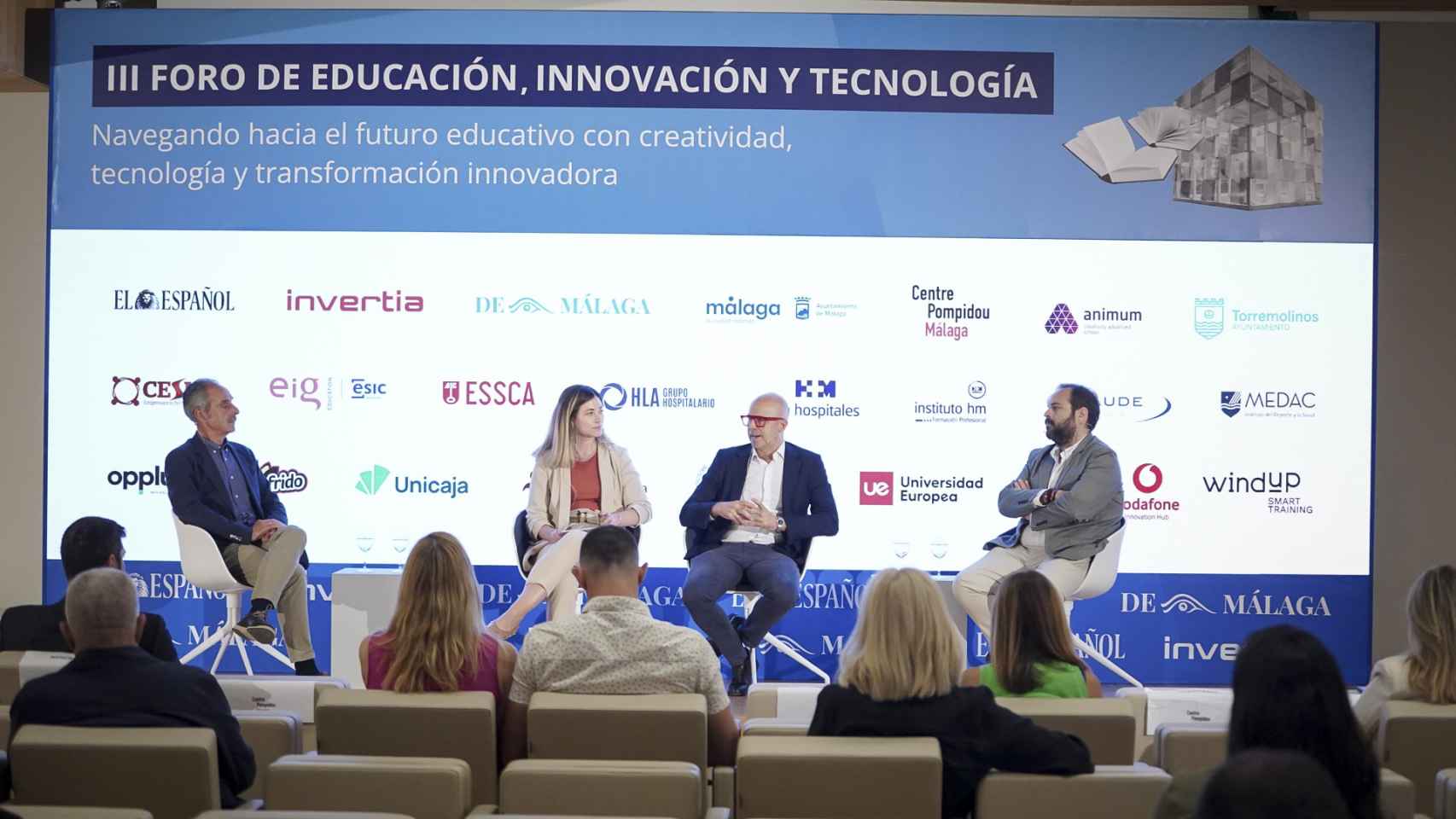 Imagen de la mesa redonda 'La formación profesional, un segmento de presente y futuro', en la segunda jornada del III Foro de Educación, Innovación y Tecnología 'Navegando hacia el futuro educativo con creatividad, tecnología y transformación innovadora'.