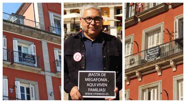 Algunos de los carteles de parte de la asociación de vecinos de la Plaza Mayor. En la foto del medio Ricardo Bustos, el portavoz, sujetando uno.