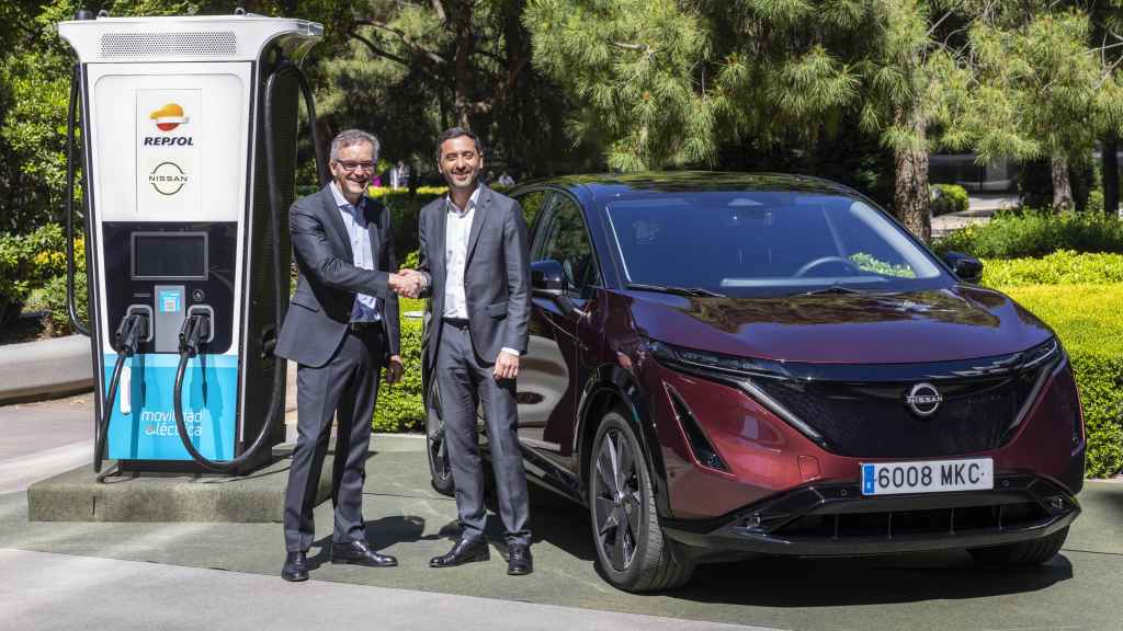 Oliver Fernández (Repsol) y Christian Costaganna (Nissan) presentan el acuerdo.