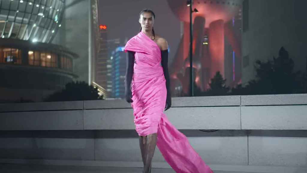 Silueta del desfile de Balenciaga.