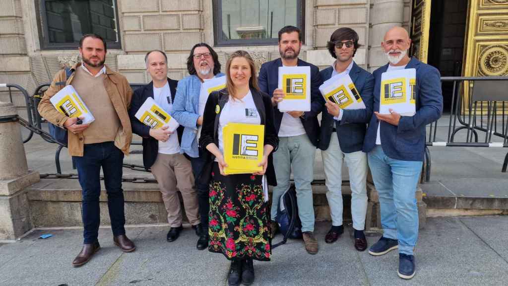 Varios miembros de Iustitia Europa en uno de sus actos de campaña.