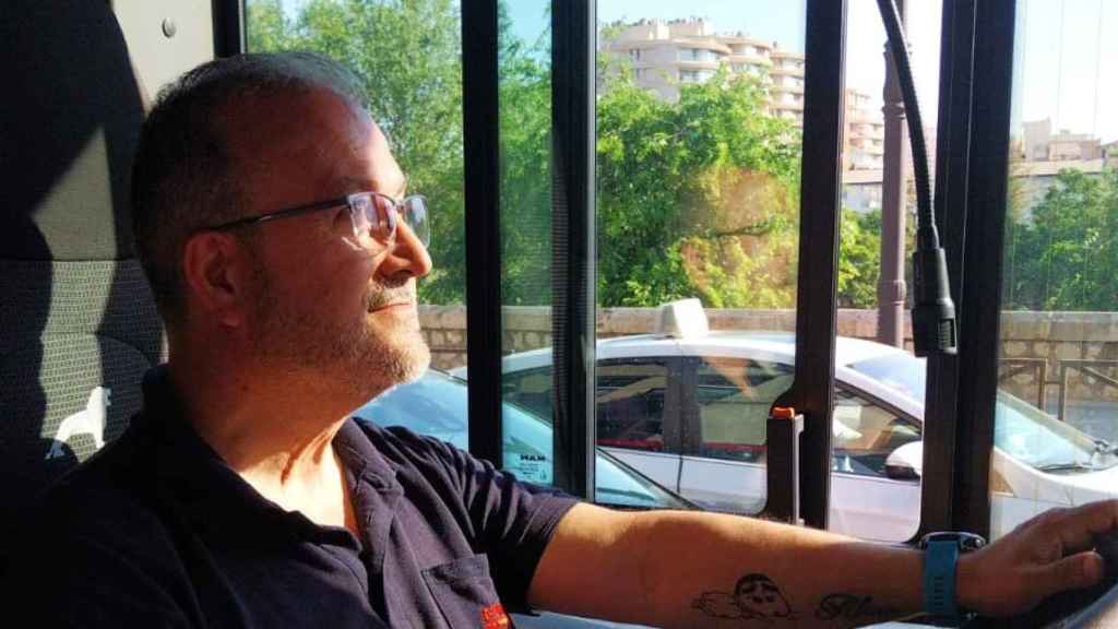 Antonio, el conductor de la EMT de Valencia que asistió el parto en su autobús este jueves. EE