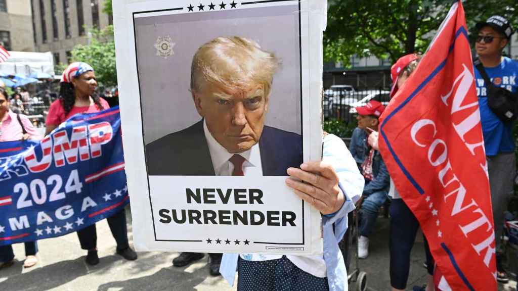 Simpatizantes de Donald Trump ante el tribunal que le ha declarado culpable.