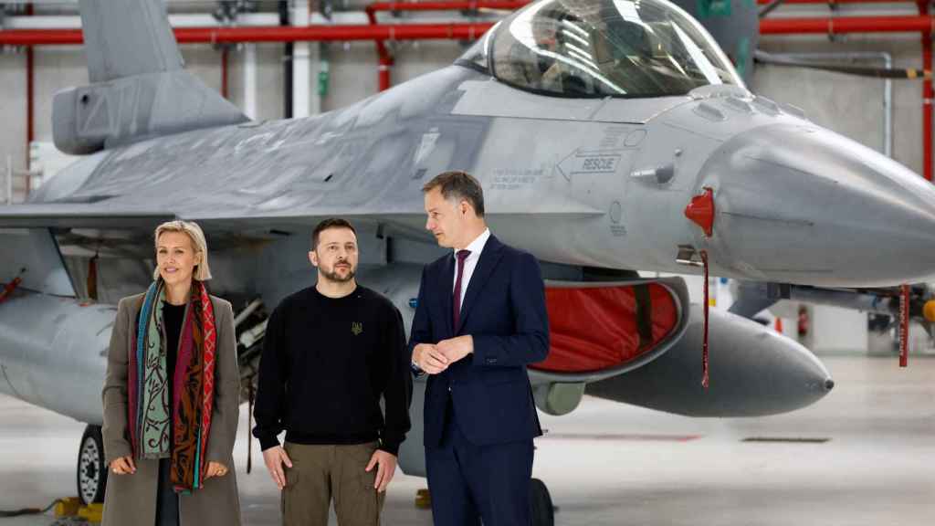 De izquierda a derecha: la ministra de Defensa, Ludivine Dedonder, el presidente ucraniano, Volodimir Zelenski, y el primer ministro belga, Alexander De Croo, este martes en la base aérea de Melsbroek, cerca de Bruselas.