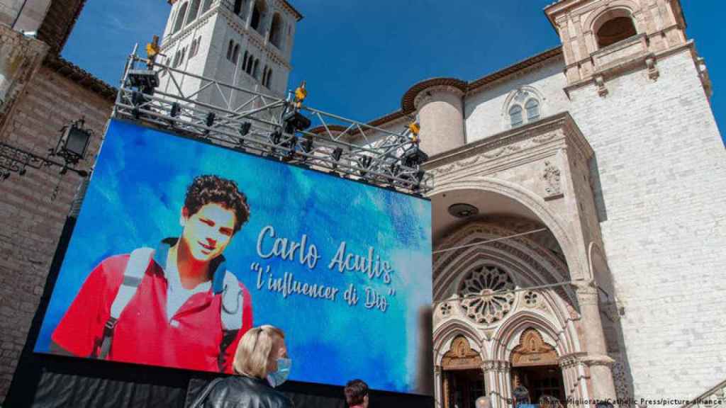 Pantallas gigantes en Asís para la beatificación de Carlo Acutis en 2020