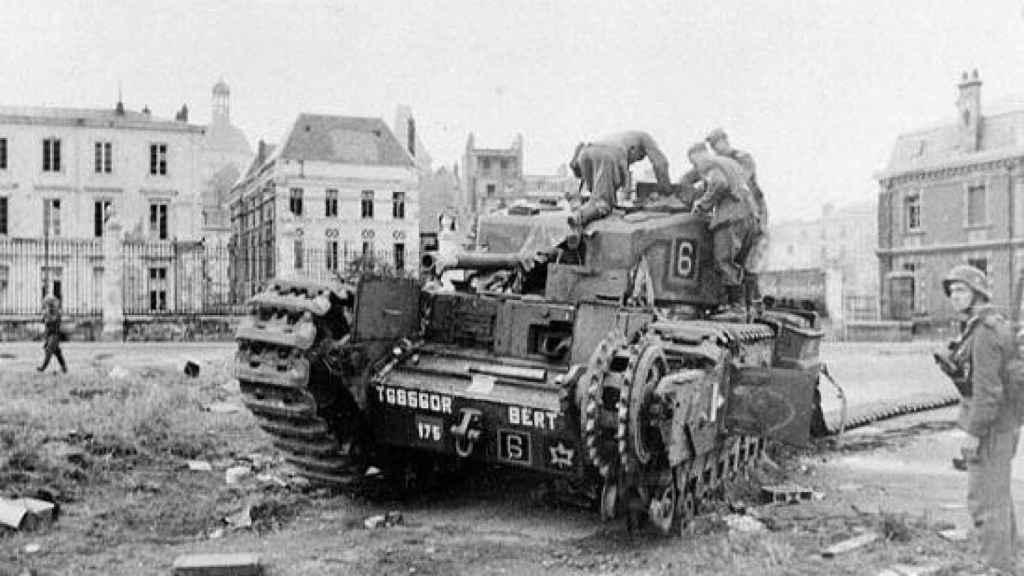Uno de los tanques  británicos abandonado en las calles de Dieppe.