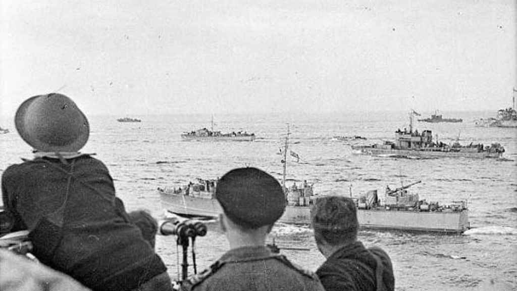 Parte de la flota aliada atravesando el canal de la Mancha.