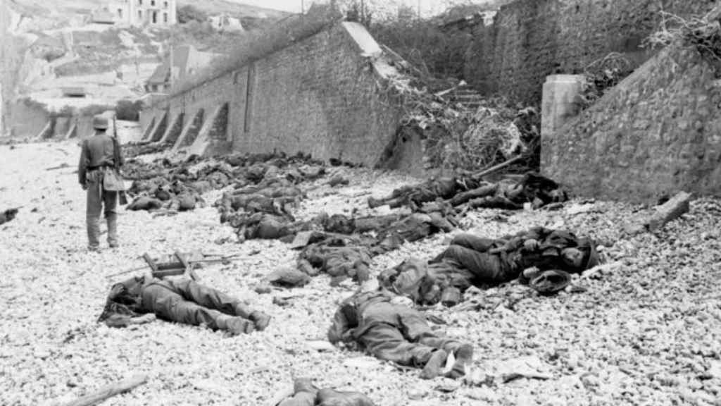 Soldado alemán pasea en las playas tras el combate.