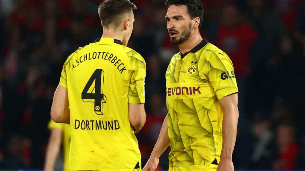 Nico Schlotterbeck y Mats Hummels dialogan durante un partido.