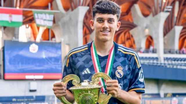 José Antonio Reyes Jr posa con el trofeo del Puskás torneo ganado con el Real Madrid
