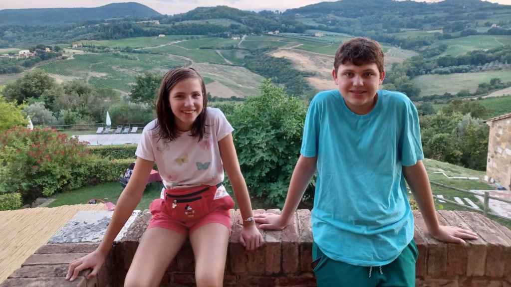 Noa (12) a la izquierda  y Mateo (14) a la derecha.