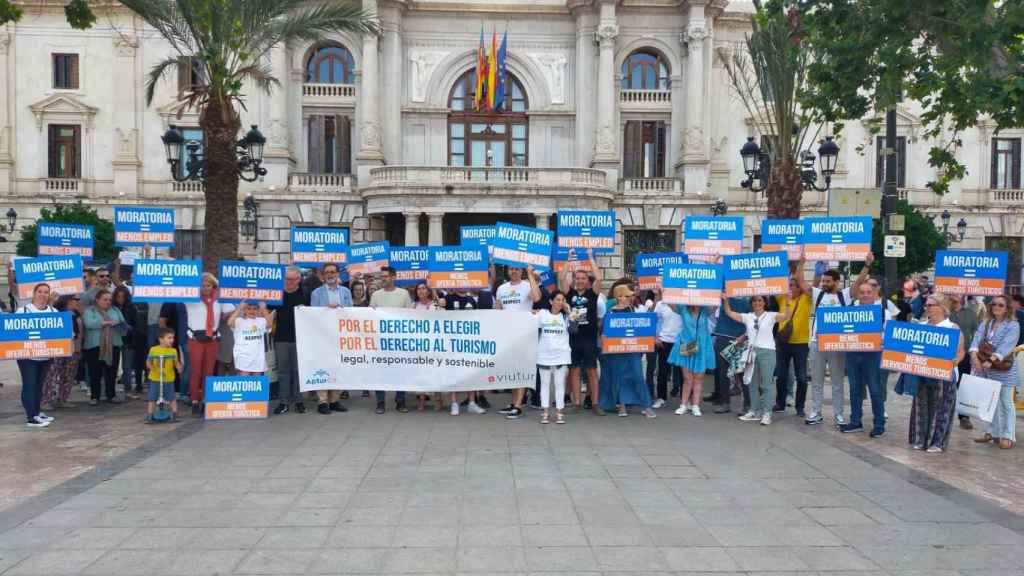Propietarios de pisos turísticos protestan frente al ayuntamiento.