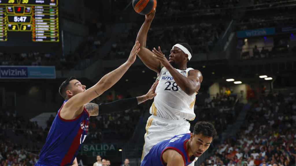 Yabusele se eleva para anotar.