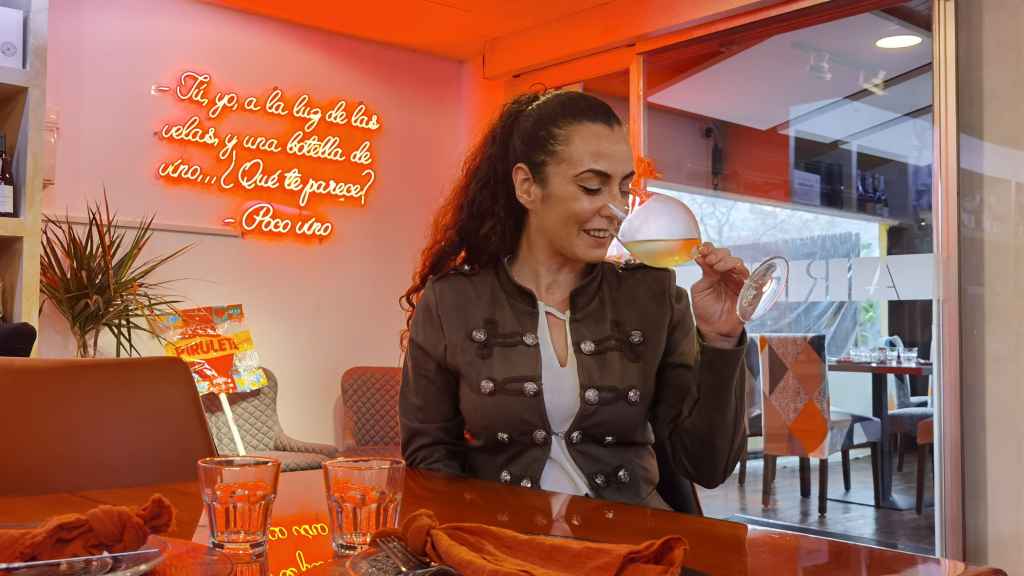 Ángela Rodríguez, elegida entre las cien mejores sumilleres de España, en su local de Playa de San Juan.
