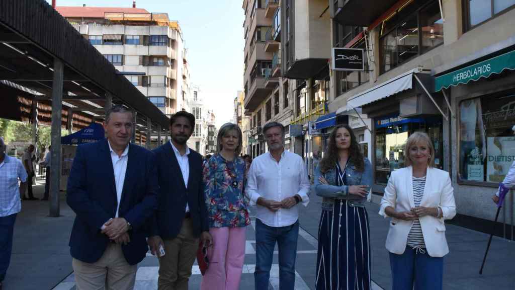 Ester Muñoz y Francisco Vázquez junto con otros cargos del Partido Popular de Zamora