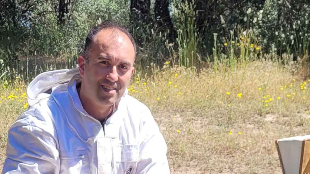 Carlos Gatón posa con alguna de sus colmenas
