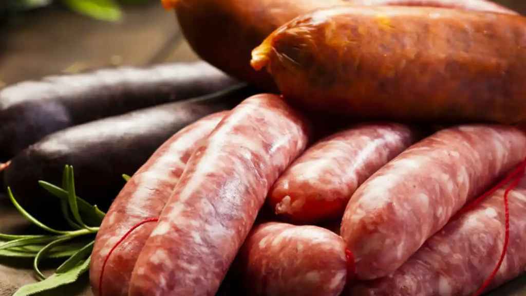 Este embutido se elabora con una alta proporción de carne y sangre, lo que aumenta su valor proteico.