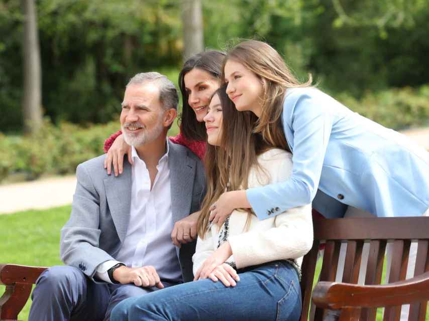 Felipe VI, junto a la reina Letizia y sus hijas en los jardines del Palacio Real.