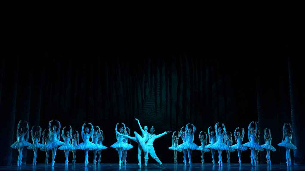 Cuerpo de baile (sombras), Osiel Gouneo (Solor) y Madison Young (Nikiya) en 'La bayadera'. Foto:  © Javier del Real | Teatro Real