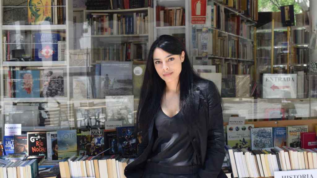 Margarita Robayo, delante de la Librería Santa Barbara (Madrid). Foto: Angelica Rimini