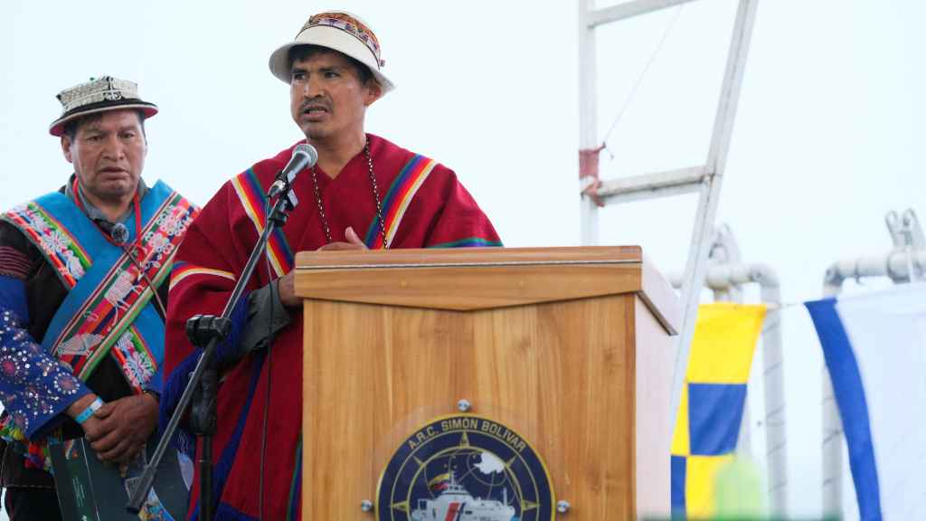 El tata Samuel Flores interviene durante la presentación del proyecto de investigación del galeón.