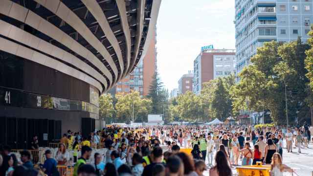 Fans de Taylor Swift en las inmediaciones del Estadio Santiago Bernabéu, antes del segundo concierto de Taylor Swift.