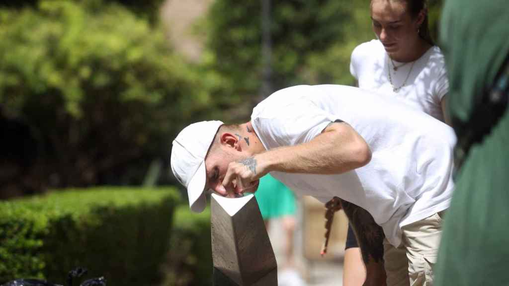 Un hombre bebe agua de una fuente en una imagen de archivo.