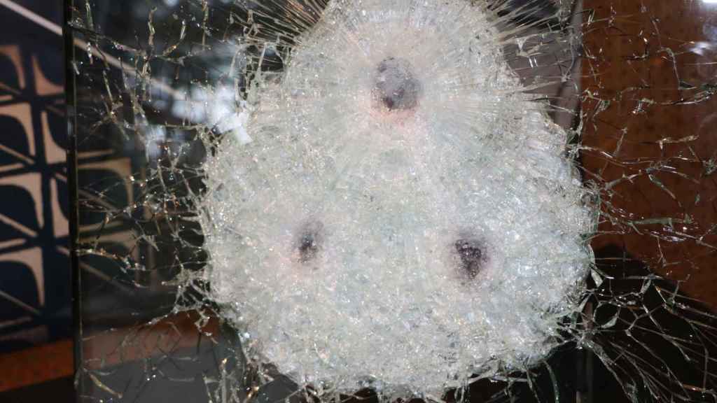 Así quedan los cristales ante un impacto de bala.