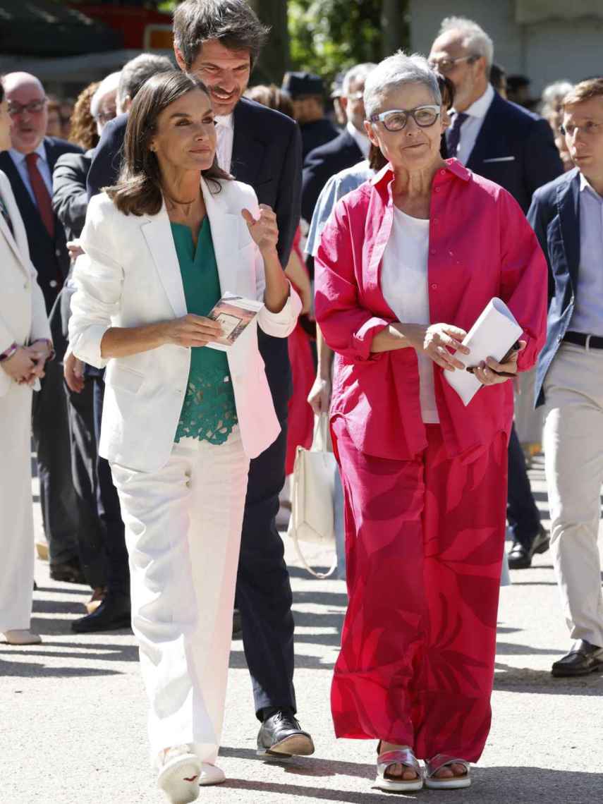 La Reina ha vuelto a lucir traje de chaqueta y deportivas.