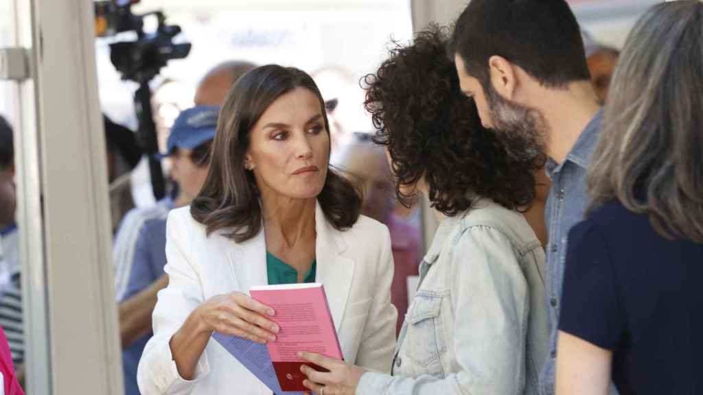 La Reina ha repetido sus pendientes de Gold&Roses.