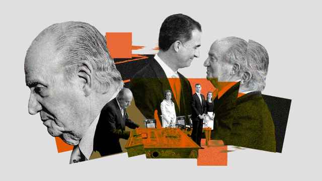 En el centro, el Emérito Juan Carlos I firmando su abdicación el 2 de junio de 2014. Alrededor, imágenes de Felipe VI y su padre.