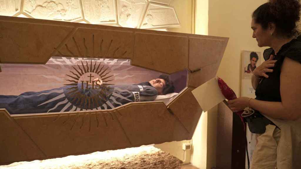 Una mujer pasa estos días por la tumba de Carlo Acutis en la iglesia de Santa María la Mayor de Asís