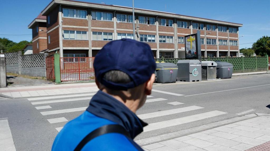 Una persona pasa por delante del colegio donde un profesor fue detenido el miércoles por presuntos abusos a nueve niñas del centro, a 29 de mayo de 2024, en Lugo