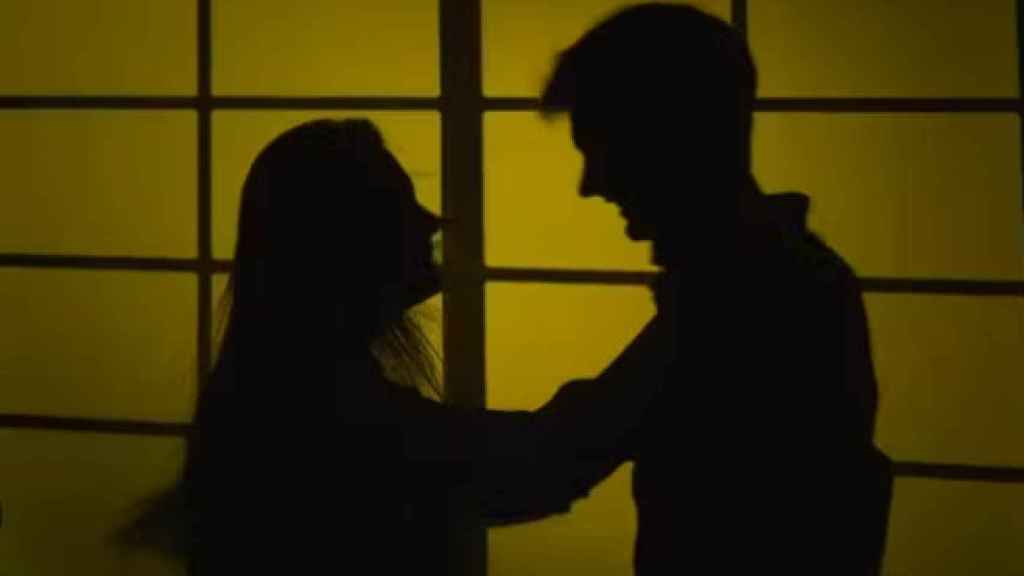 Una pareja manteniendo una discusión acalorada que acaba con violencia física.