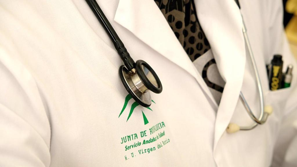 Imagen de archivo de un médico del Servicio Andaluz de Salud.