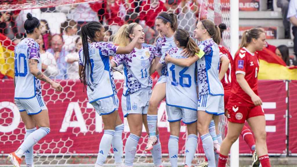 España supera a Dinamarca y sella medio billete para la Eurocopa 2025