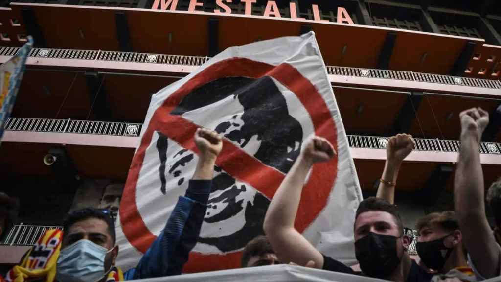 Aficionados del Valencia, en una propuesta contra Lim en el viejo Mestalla. EP