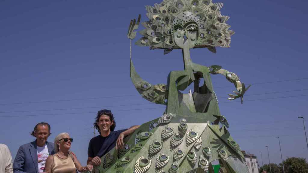 Alejandro posando con la escultura, junto al alcalde de Chiclana y su tía, Isabel, el pasado jueves.