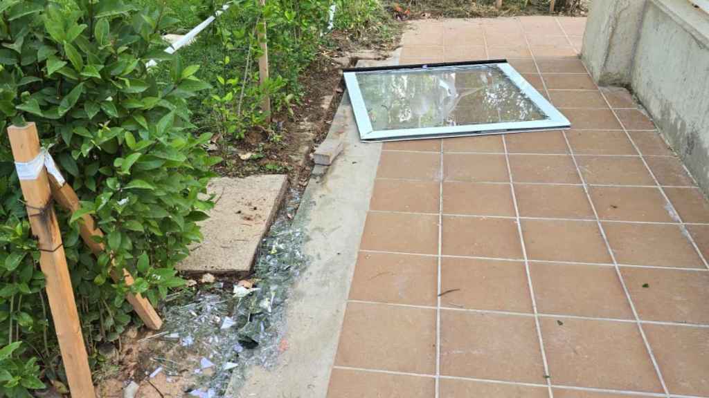 La ventana rota por los vándalos.