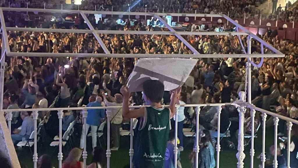 Mike, con su pancarta.