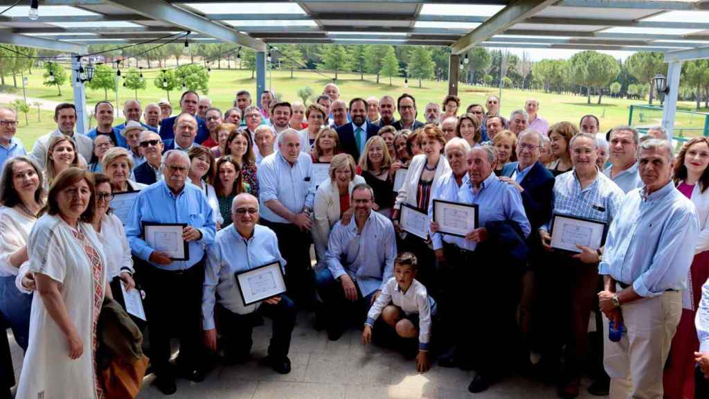 Paco Núñez y otros dirigentes del PP junto a los alcaldes y alcaldesas de la provincia de Cuenca.