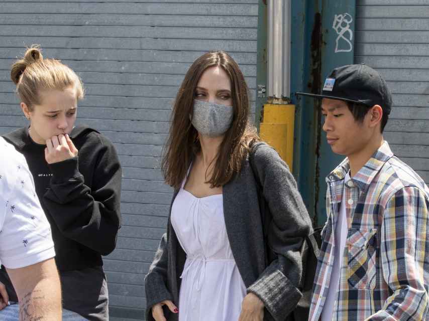Shiloh junto a su madre, Angelina Jolie, y Pax, uno de sus hermanos, en una imagen tomada en 2021.