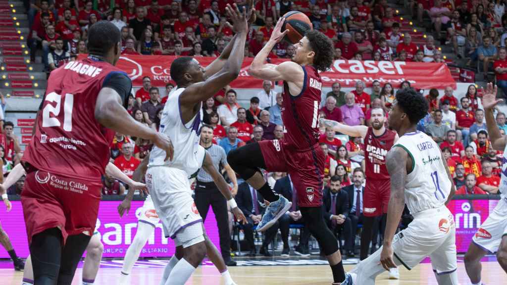 Un momento del partido del Unicaja en Murcia