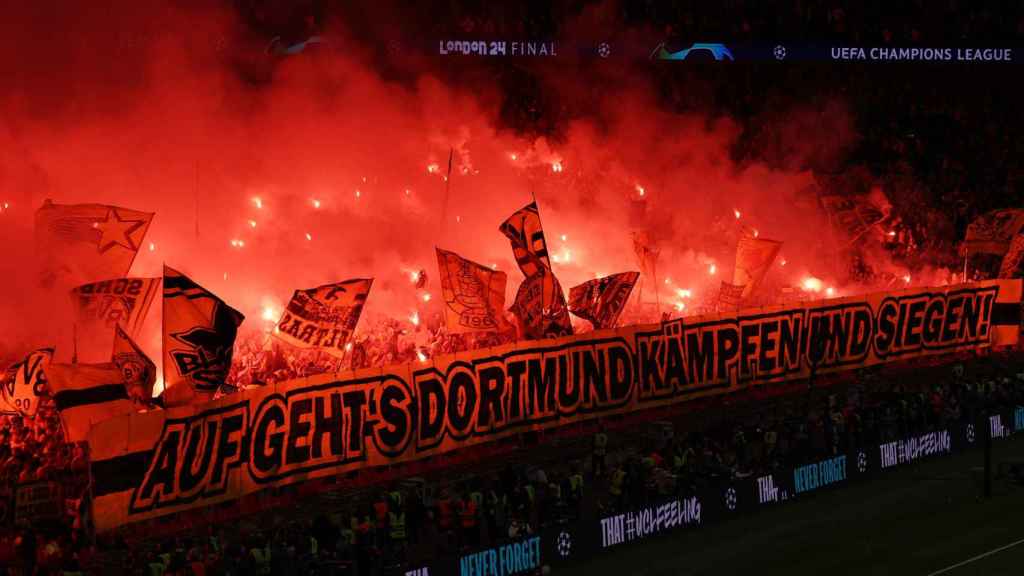 El fondo de aficionados del Dortmund, lleno de bengalas.